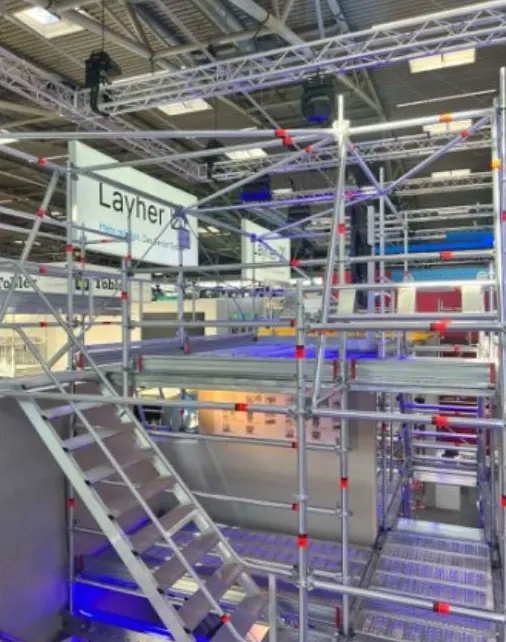 Gerüsttreppe und obere Ebene des Layher-Stands