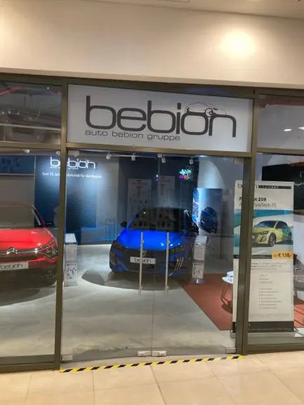 Eingang des Bebion-Showrooms mit Blick auf zwei Autos