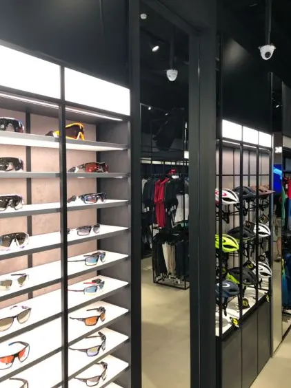 Beleuchtete Regale mit Sportbrillen und Helmen