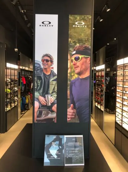 Stele mit zwei Oakley-Motiven im Gang des Showrooms