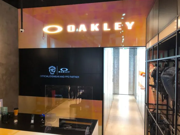 Theke des Oakley-Showrooms mit leuchtendem Schriftzug