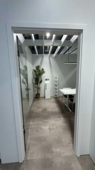 Blick durch die Tür in den Besprechungsraum am Eingang des Showrooms