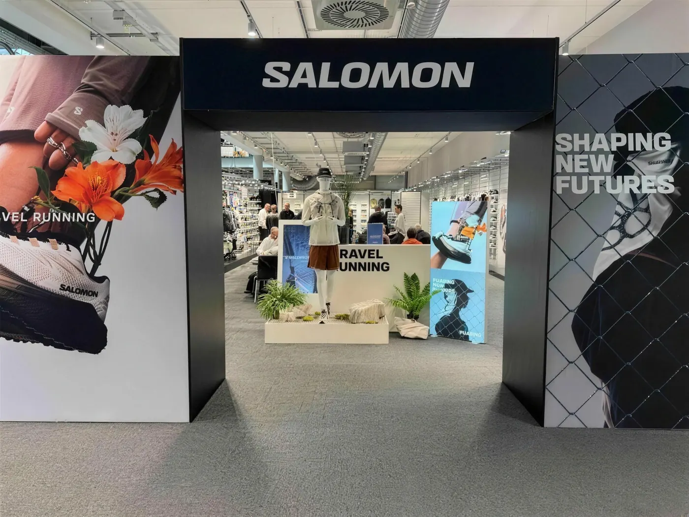 Portal des letzten Messestands von Salomon auf der RedBlue mit Blick in den Stand