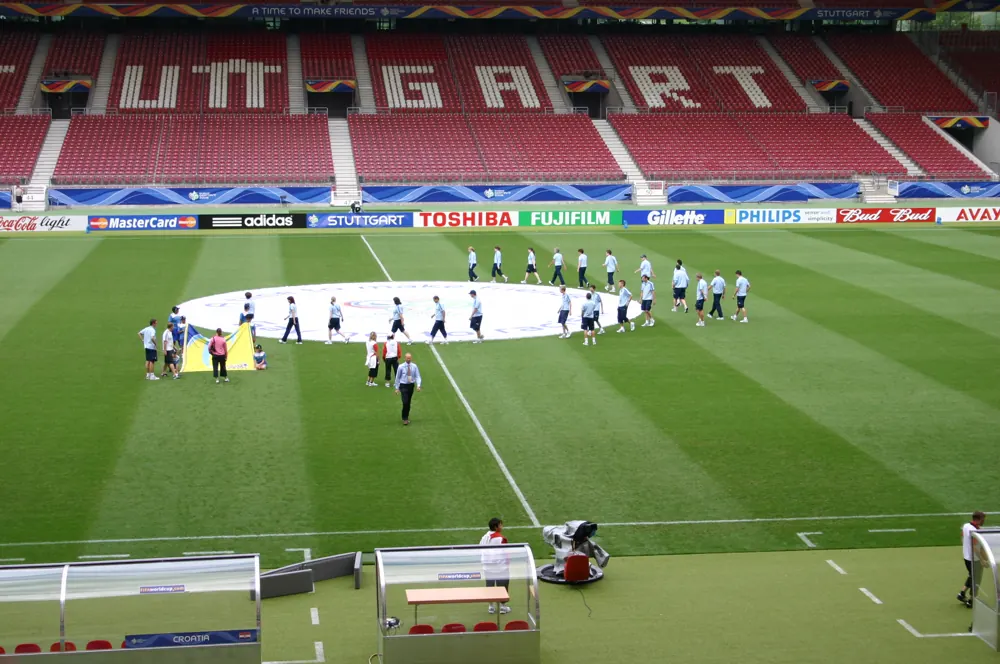 Das Stuttgarter Stadion während der FIFA WM 2006, Vorbereitung auf dem Rasen